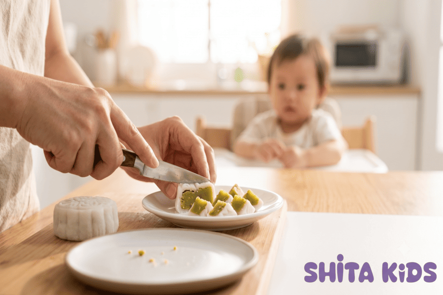 Cắt bánh Trung Thu thành miếng nhỏ trước khi cho bé 1 tuổi ăn